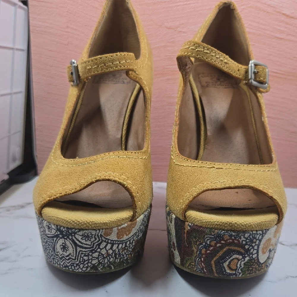 Lucky Brand Yellow Suede Platform Heels Size 7.5 - Picture 3 of 15